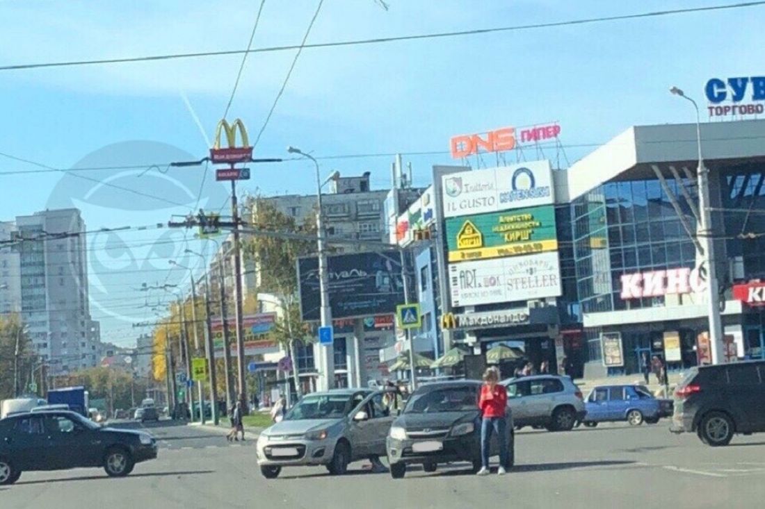 На перекрестке в центре Пензы столкнулись два «ВАЗа»