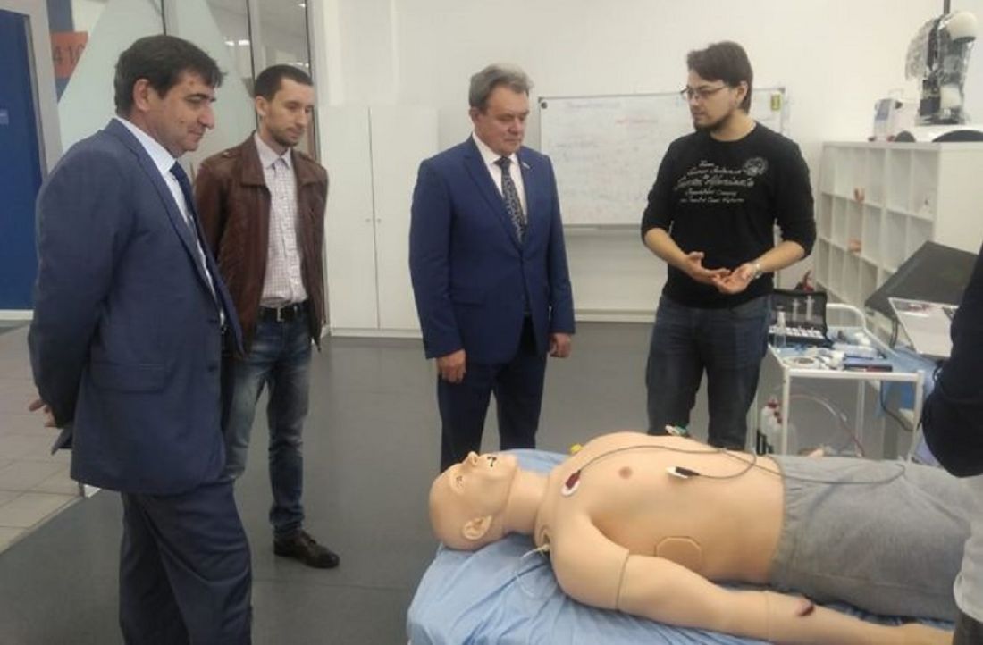 Спикеру пензенского Заксобра показали роботов, симулирующих пациентов