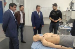 Спикеру пензенского Заксобра показали роботов, симулирующих пациентов