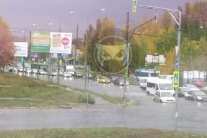 После дождя машины «поплыли» по проспекту Строителей в Пензе