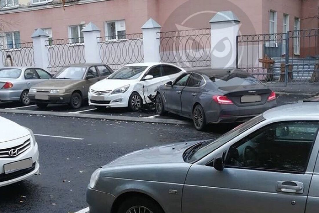 На улице Чкалова в Пензе иномарка разбила припаркованный автомобиль