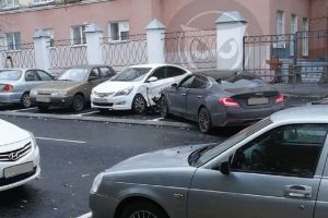 На улице Чкалова в Пензе иномарка разбила припаркованный автомобиль
