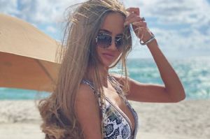 Модель из Пензенской области, устроившая скандальное ДТП, отдыхает с горячим мужчиной