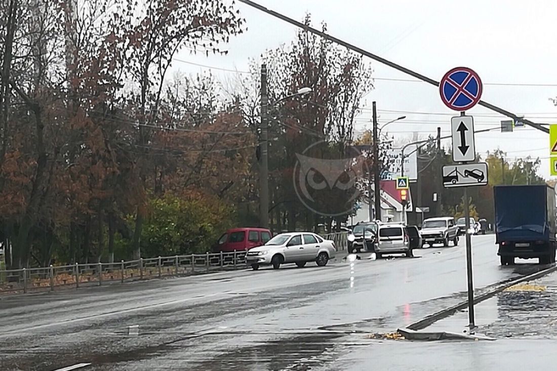 «ВАЗ» выбросило на «встречку» в результате ДТП в центре Пензы