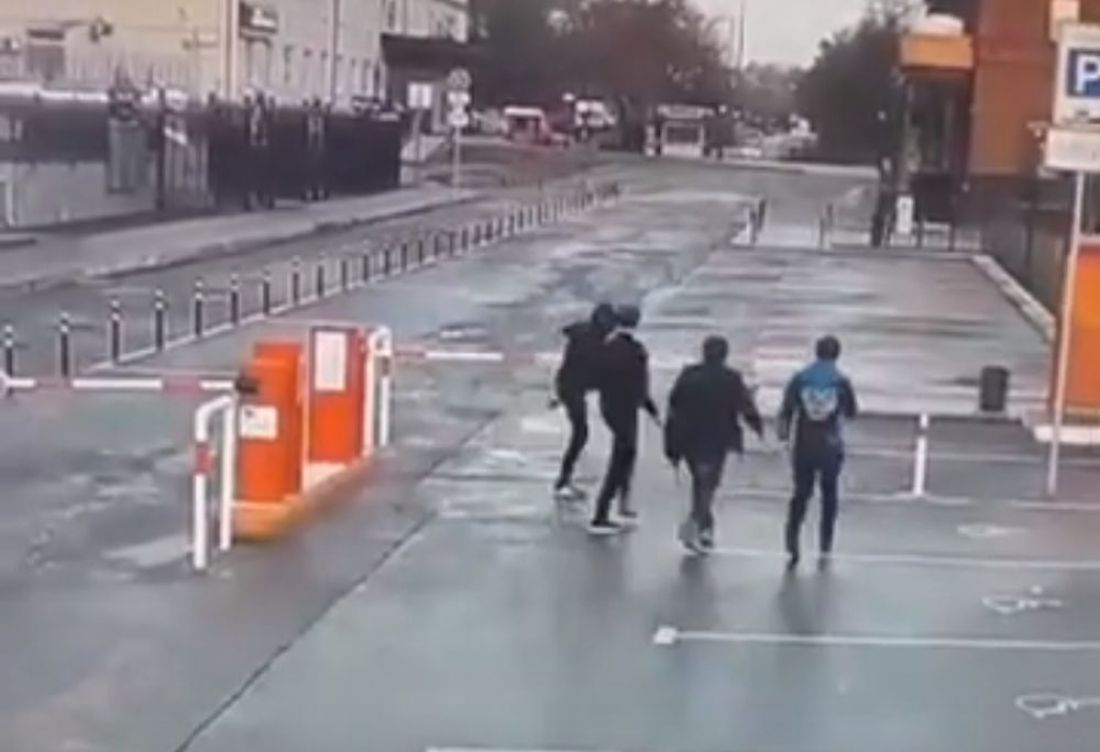Пензенские подростки пытались сломать шлагбаум на муниципальной парковке. Видео