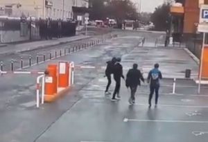 Пензенские подростки пытались сломать шлагбаум на муниципальной парковке. Видео