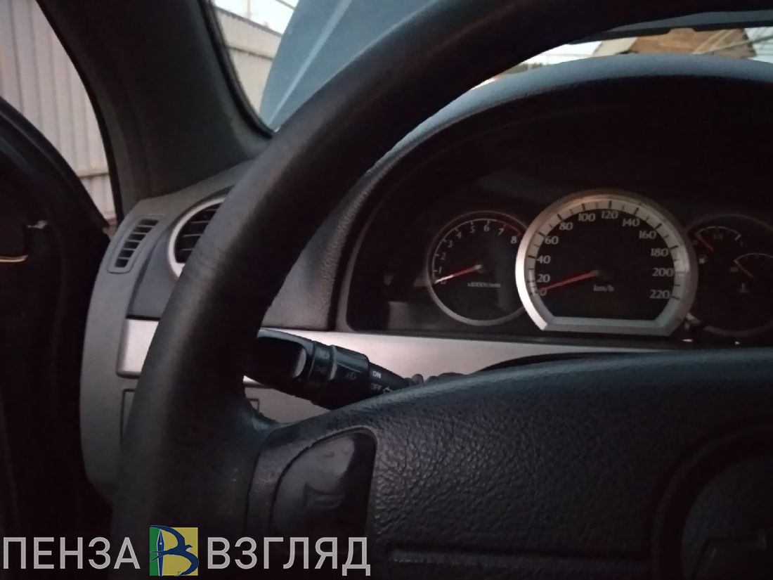 В Пензе автомобиль сбил фонарный столб