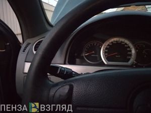 В Пензе автомобиль сбил фонарный столб