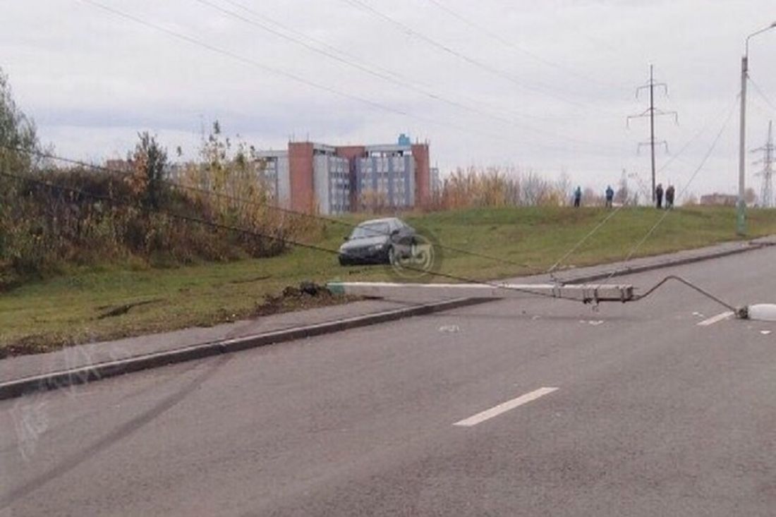 Появилось фото с места ДТП со столбом в Пензе