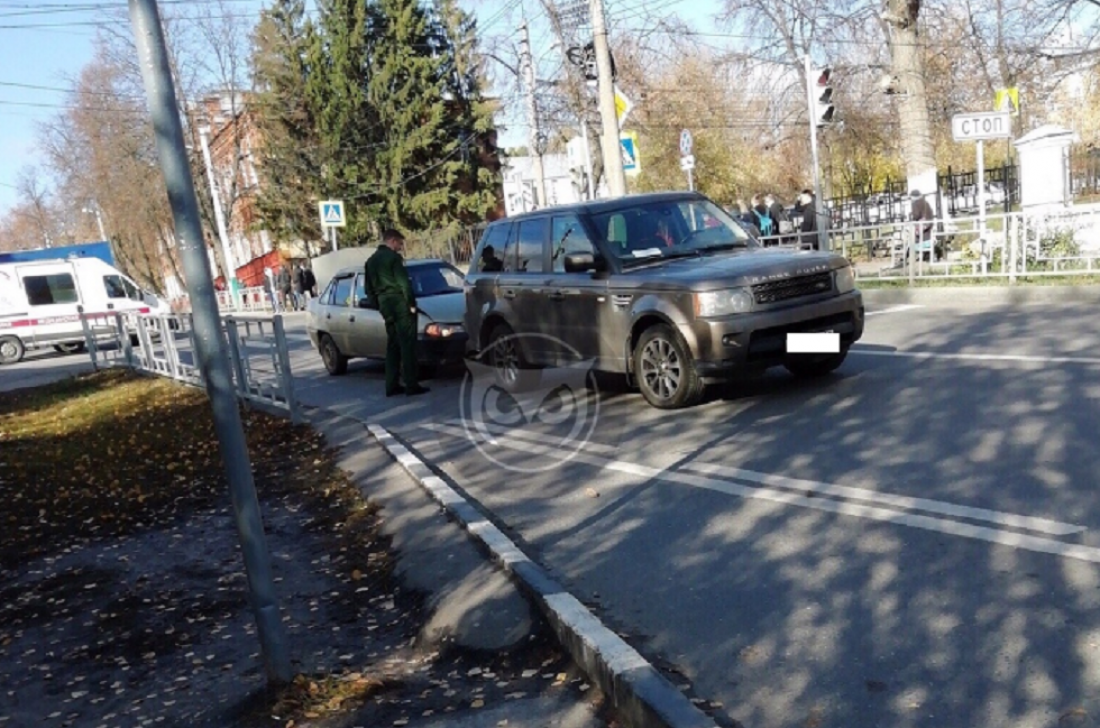 Пензенским студентам помешали столкнувшиеся «Range Rover» и «Daewoo Nexia»