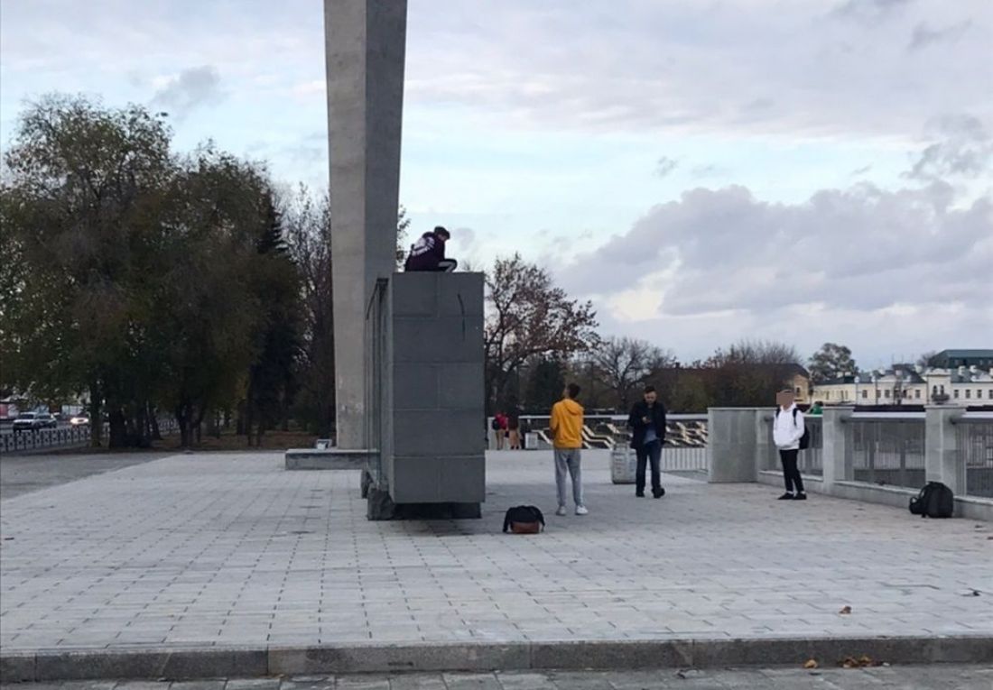 В Пензе подростки схулиганили, забравшись на стелу «Слава героям»