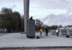 В Пензе подростки схулиганили, забравшись на стелу «Слава героям»