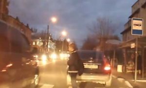 В Пензе мальчик чудом избежал столкновения с мчащимся автомобилем. Видео