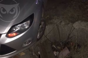 На улице Аустрина автомобилисты рискуют провалиться в колодец-ловушку