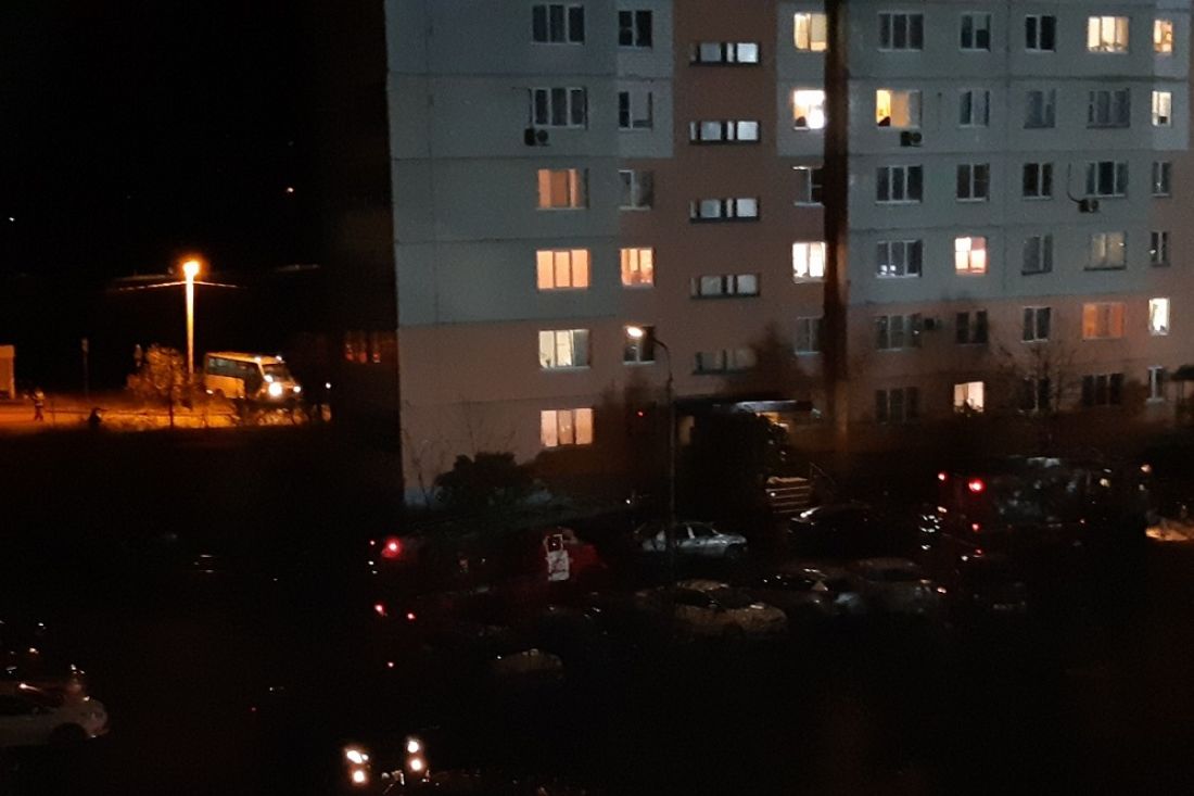 К дому на улице Ладожской в Пензе приехали пожарные машины. Фото
