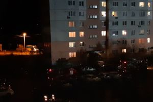 К дому на улице Ладожской в Пензе приехали пожарные машины. Фото
