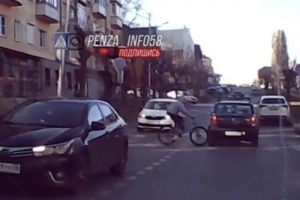 «Терминатор». В Пензе велосипедист врезался в машину, встал и уехал. Видео