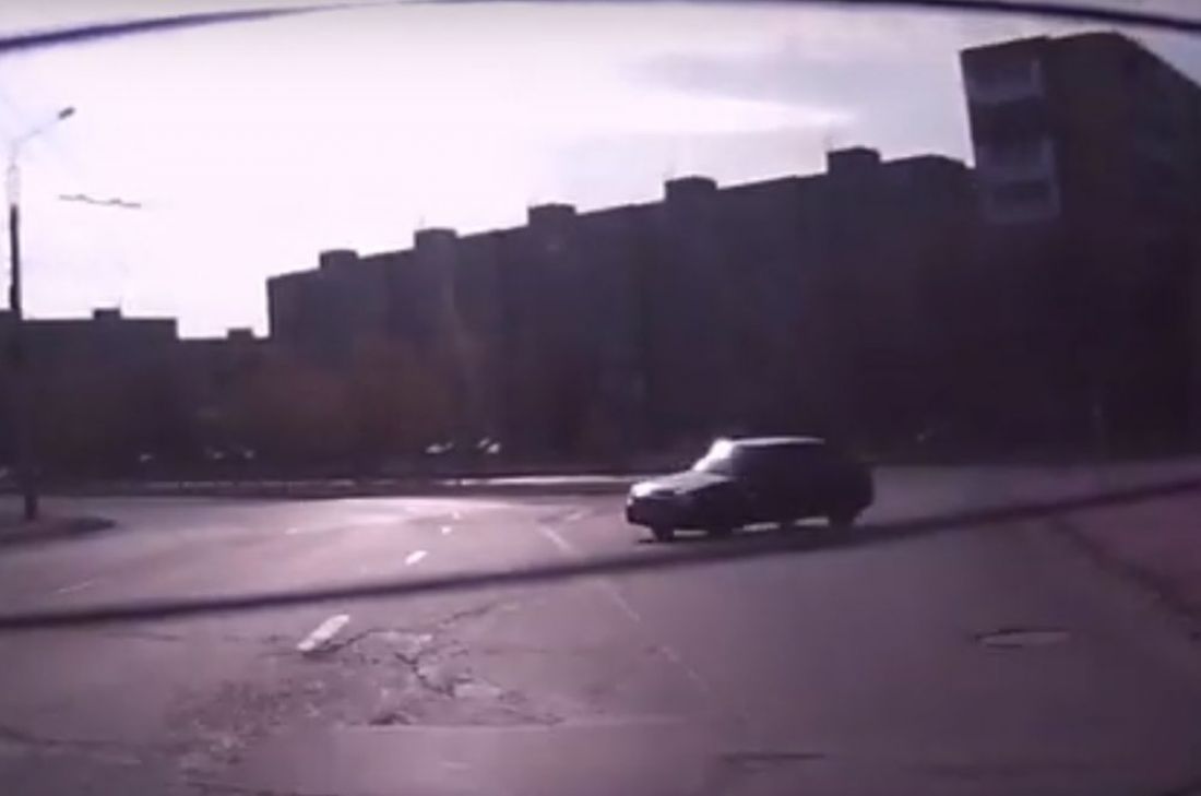 В Пензе водителя эффектно помотало по проспекту Строителей. Видео