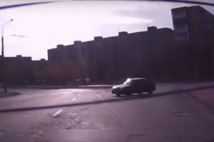 В Пензе водителя эффектно помотало по проспекту Строителей. Видео