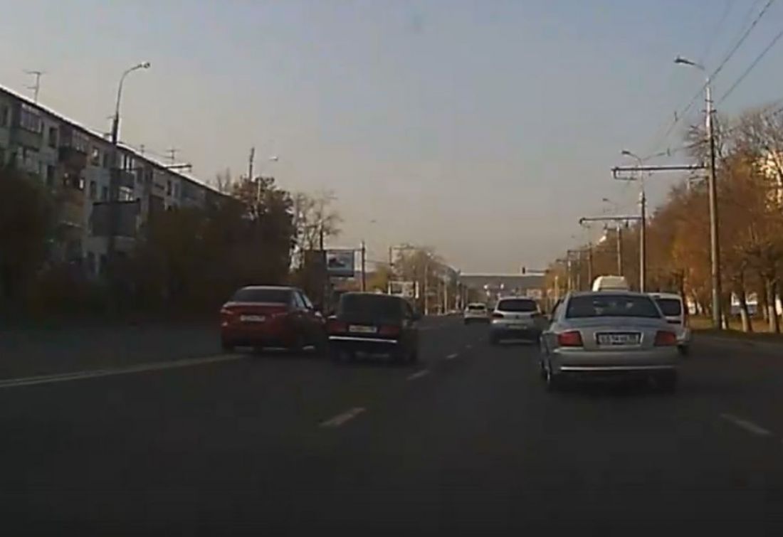 В Пензе водитель совершил бессмысленный и наглый маневр. Видео