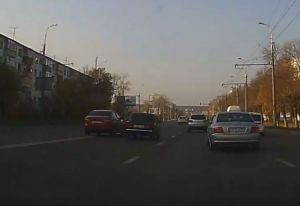В Пензе водитель совершил бессмысленный и наглый маневр. Видео