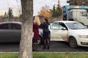 В центре Пензы одна иномарка протаранила другую