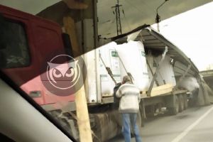 Возле Бакунинского моста в Пензе разворотило кузов грузовика