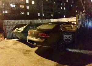 Выкинули или оригинально припарковались? В Пензе иномарка оказалась на мусорной площадке