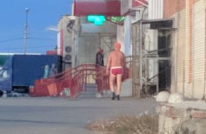 По Кузнецку Пензенской области утром гуляет человек в трусах и шапочке
