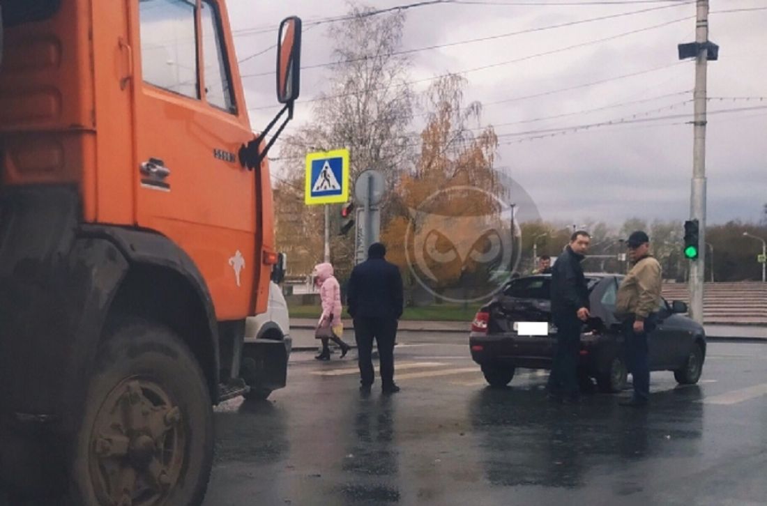 В Пензе «КамАЗ» помял заднюю часть «Приоры»
