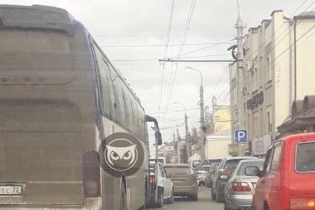 В центре Пензы автобус «собрал в кучу» две легковушки