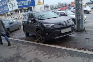 Пензенца возмутила парковка иномарки на три места