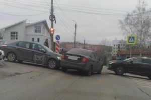 На улице Красной в Пензе иномарка протаранила другое авто