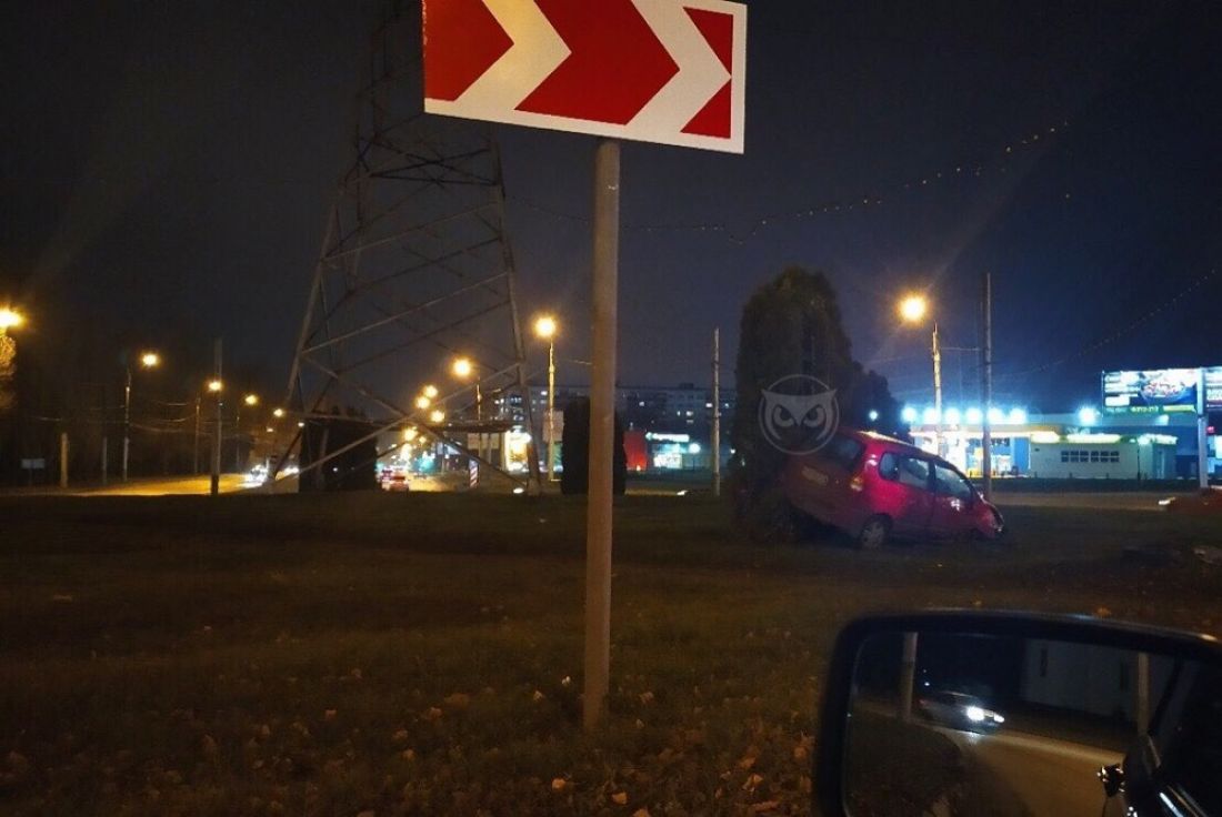 В Пензе в Арбекове машина улетела в кусты. Фото и видео