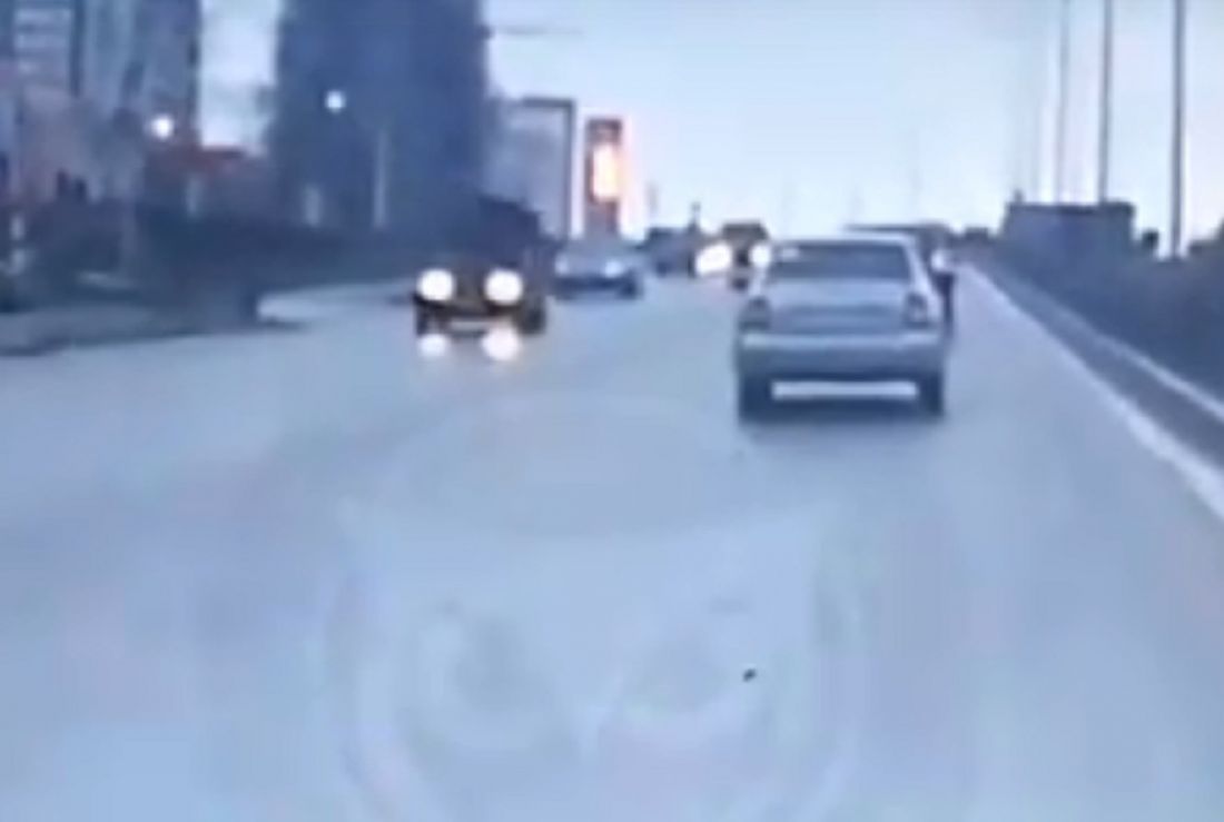 В Пензе у движущегося автомобиля улетел капот