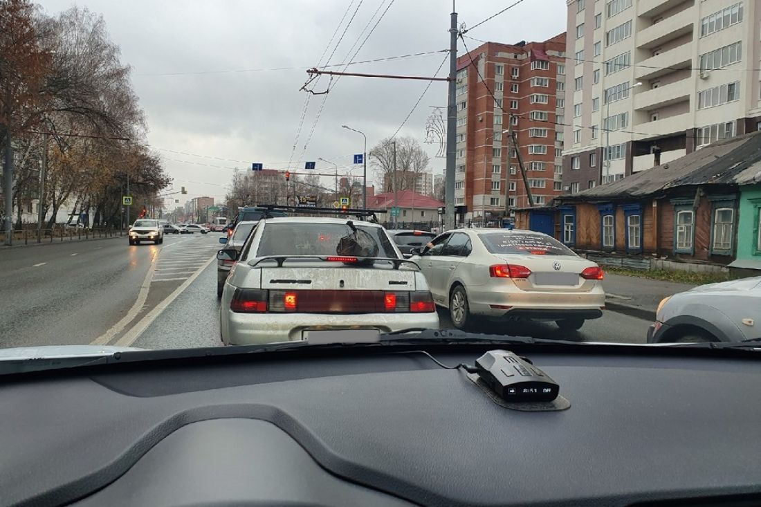 В Пензе водитель вез на багажнике машины пакет с мусором