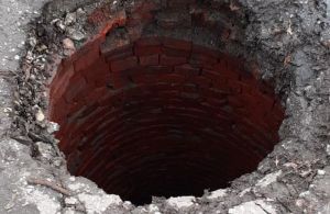 На улице райцентра Пензенской области зияет «черная дыра»