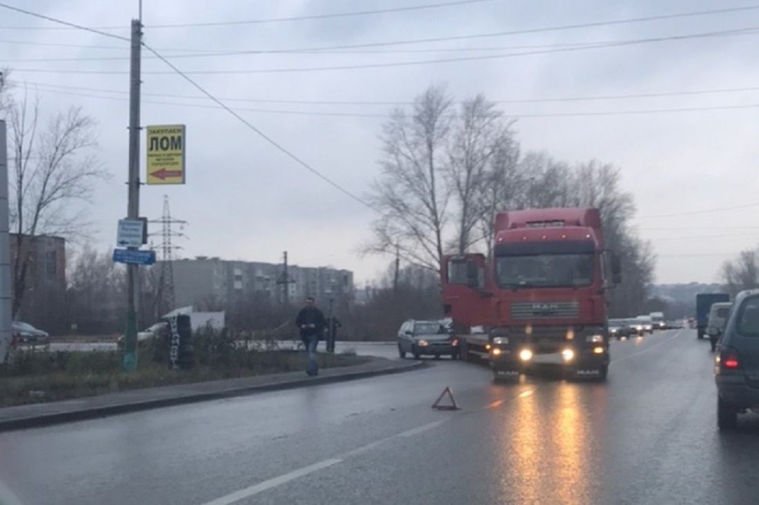 На Севере в Пензе легковушка «залезла» под фуру
