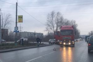На Севере в Пензе легковушка «залезла» под фуру
