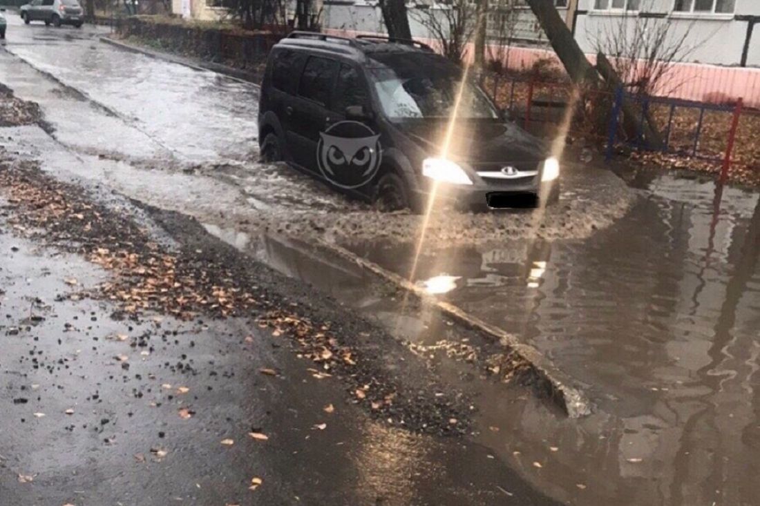 «Плывем». Возле пензенской школы разлилось «море»