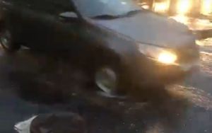 На Набережной реки Мойки в Пензе машины рвут колеса. Видео