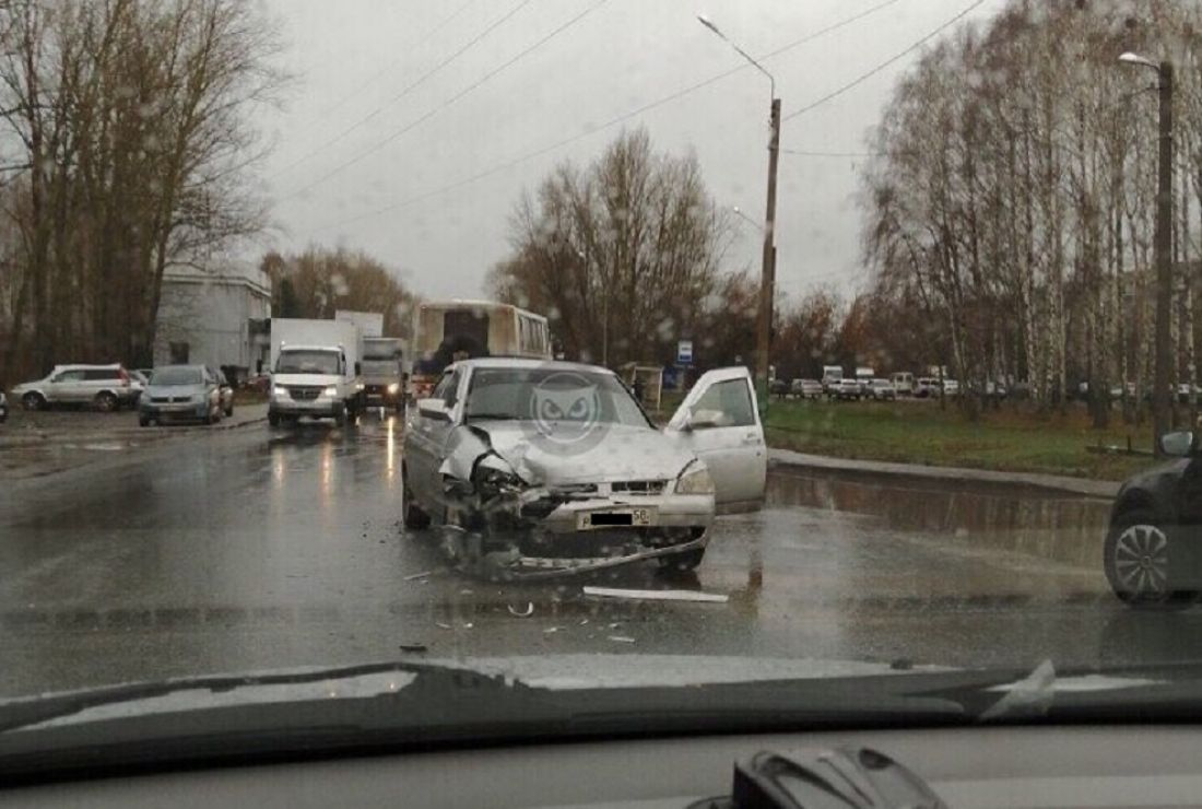 В Ухтинке в ДТП машине раздробило переднюю часть