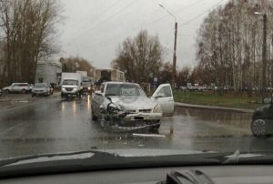 В Ухтинке в ДТП машине раздробило переднюю часть
