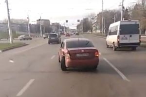 Попавший в аварию водитель проехал по Пензе боком. Видео