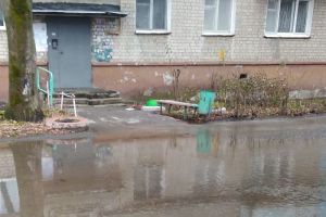 Жительница Пензы пожаловалась на «болото» в доме и «реку» во дворе