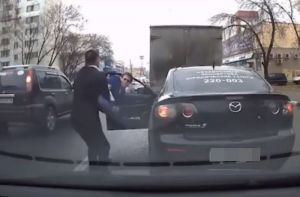 Появилась полная видеоверсия драки водителей на проезжей части улицы Суворова в Пензе