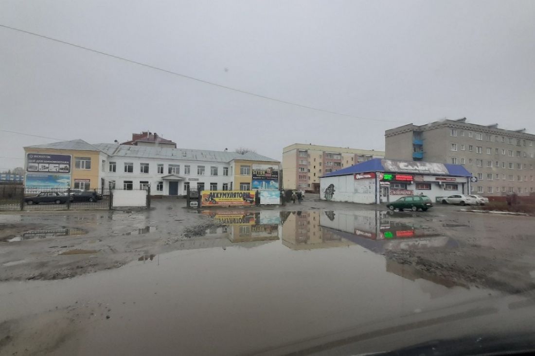 Кузнечанин возмущен гигантской лужей в микрорайоне