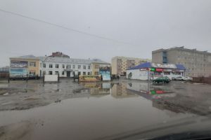 Кузнечанин возмущен гигантской лужей в микрорайоне