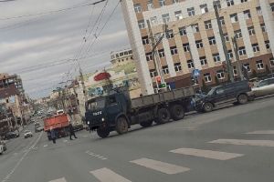 В центре Пензы внедорожник врезался в грузовик
