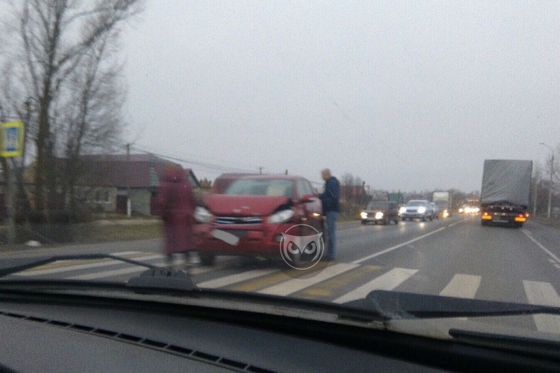 В Чемодановке в результате ДТП капот иномарки сложился в «гармошку»